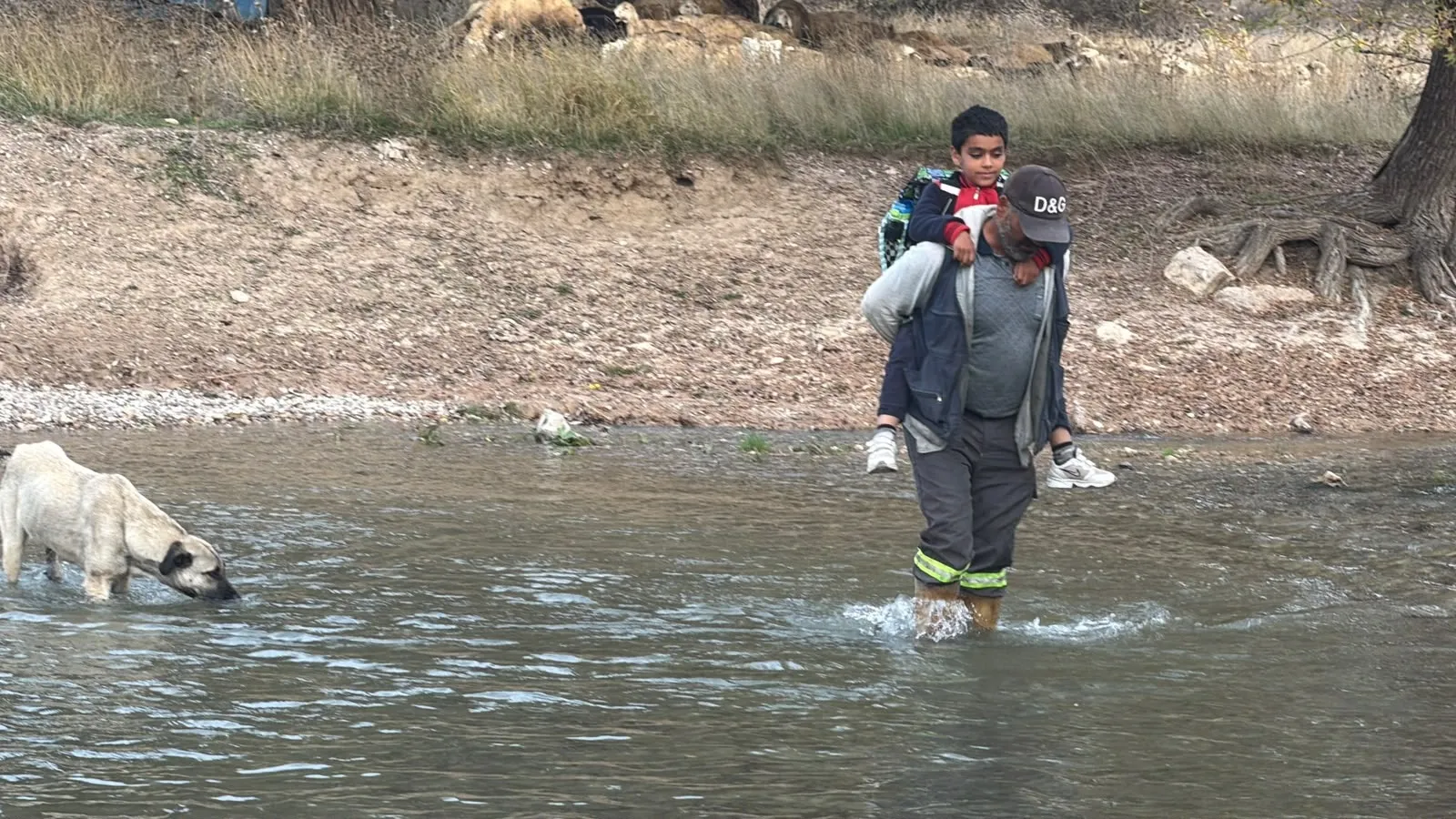 Eğitim aşkı engel tanımıyor: Baba, oğlunu her gün sırtında ırmaktan geçiriyor