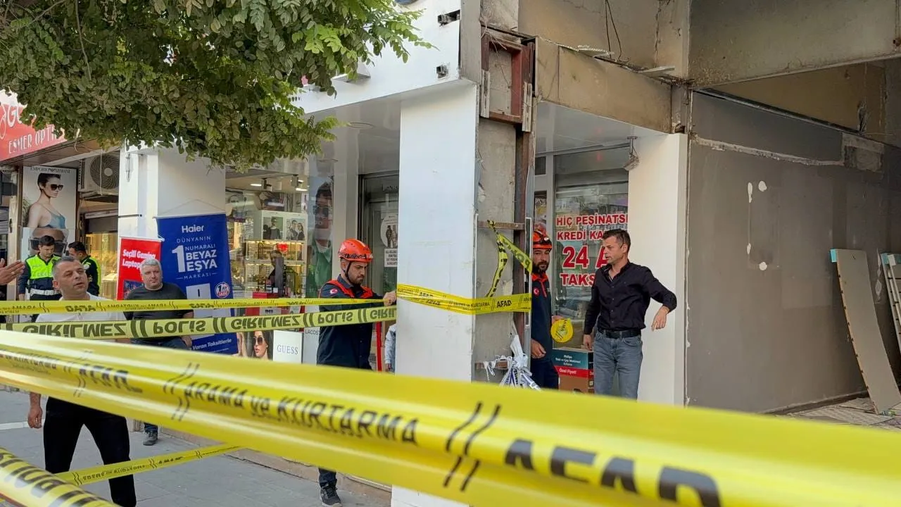 Adıyaman'da korkutan ihbar: Ağır hasarlı binadan gelen sesler ekipleri alarma geçirdi