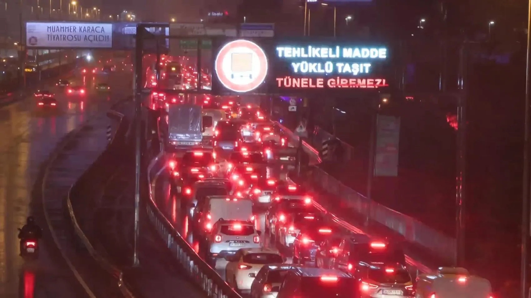 İstanbul'da mesai bitimiyle başlayan kabus: Yağmur trafiği kilitledi