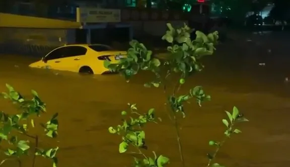 Armutlu'da dehşet anları: Sel suları hem aracı hem vatandaşı yuttu