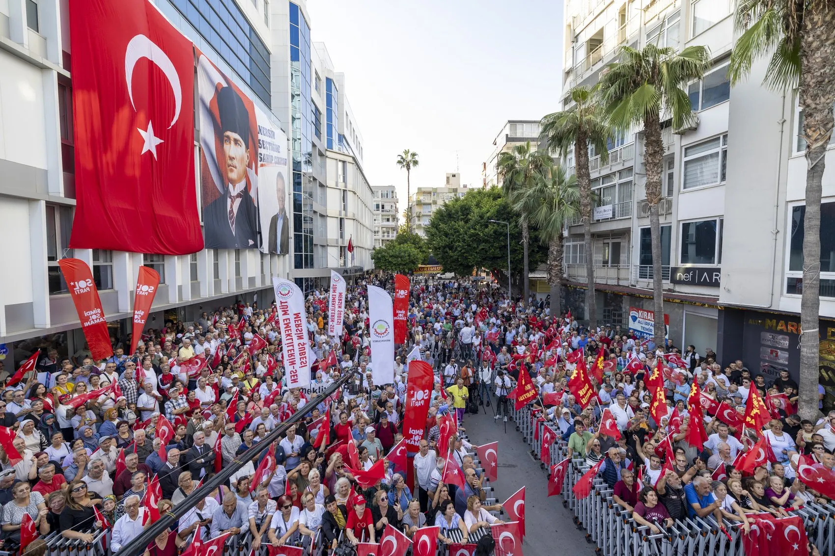 Özgür Özel'den Mersin'de sert çıkış: Erdoğan'ın yargılandığı hukuk nerede?
