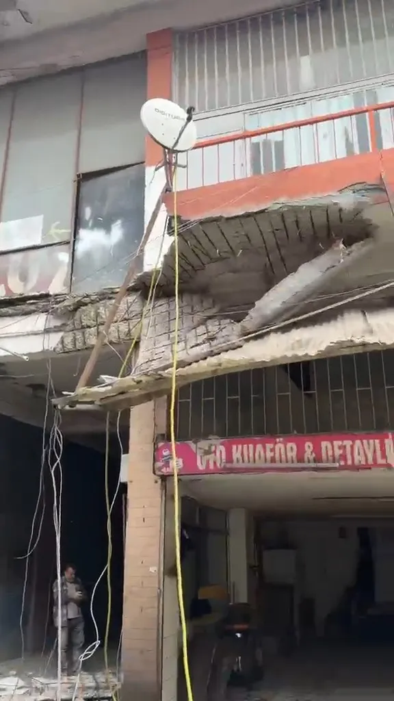 Ümraniye'de korkutan kaza: Yıkım hazırlığı faciaya dönüştü
