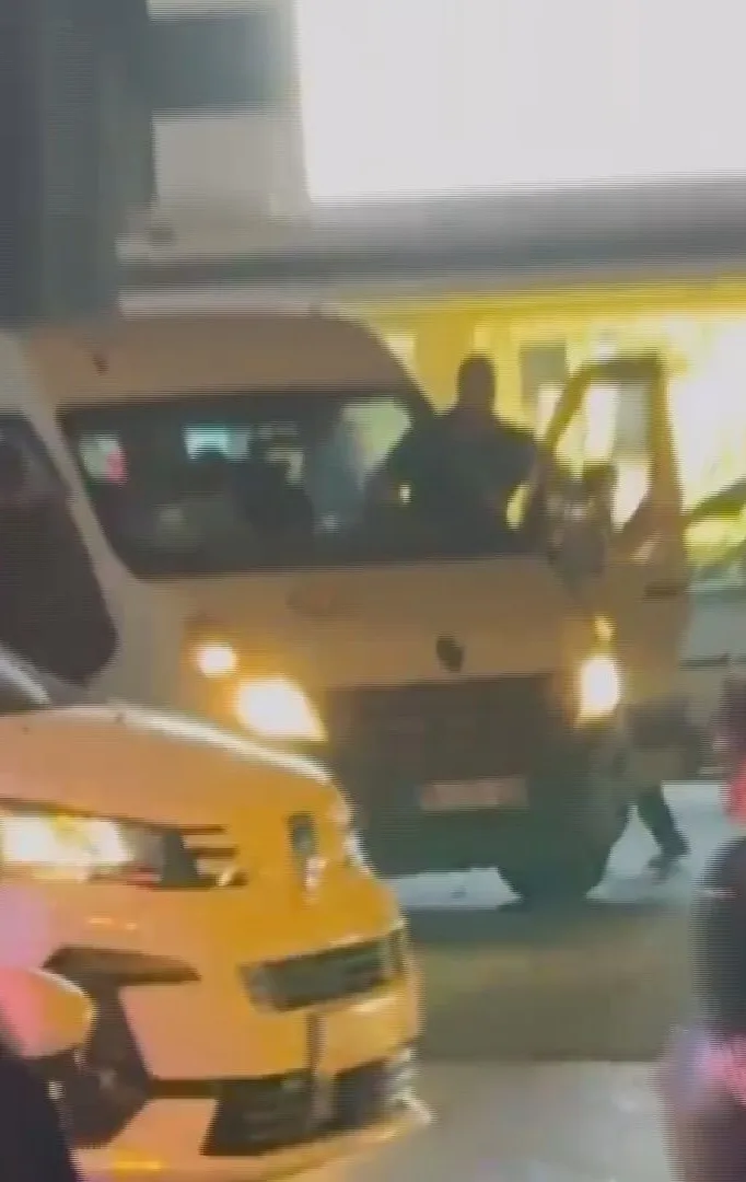Trafikte dehşet anları: Servis şoförünün tehditleri kameraya yansıdı