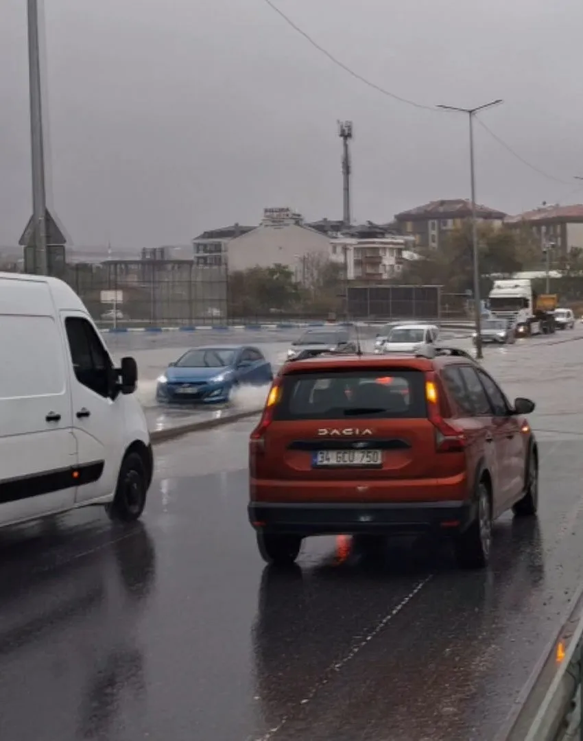 Arnavutköy'de dere taşkını: Sular altında kalan yollarda mahsur kaldılar