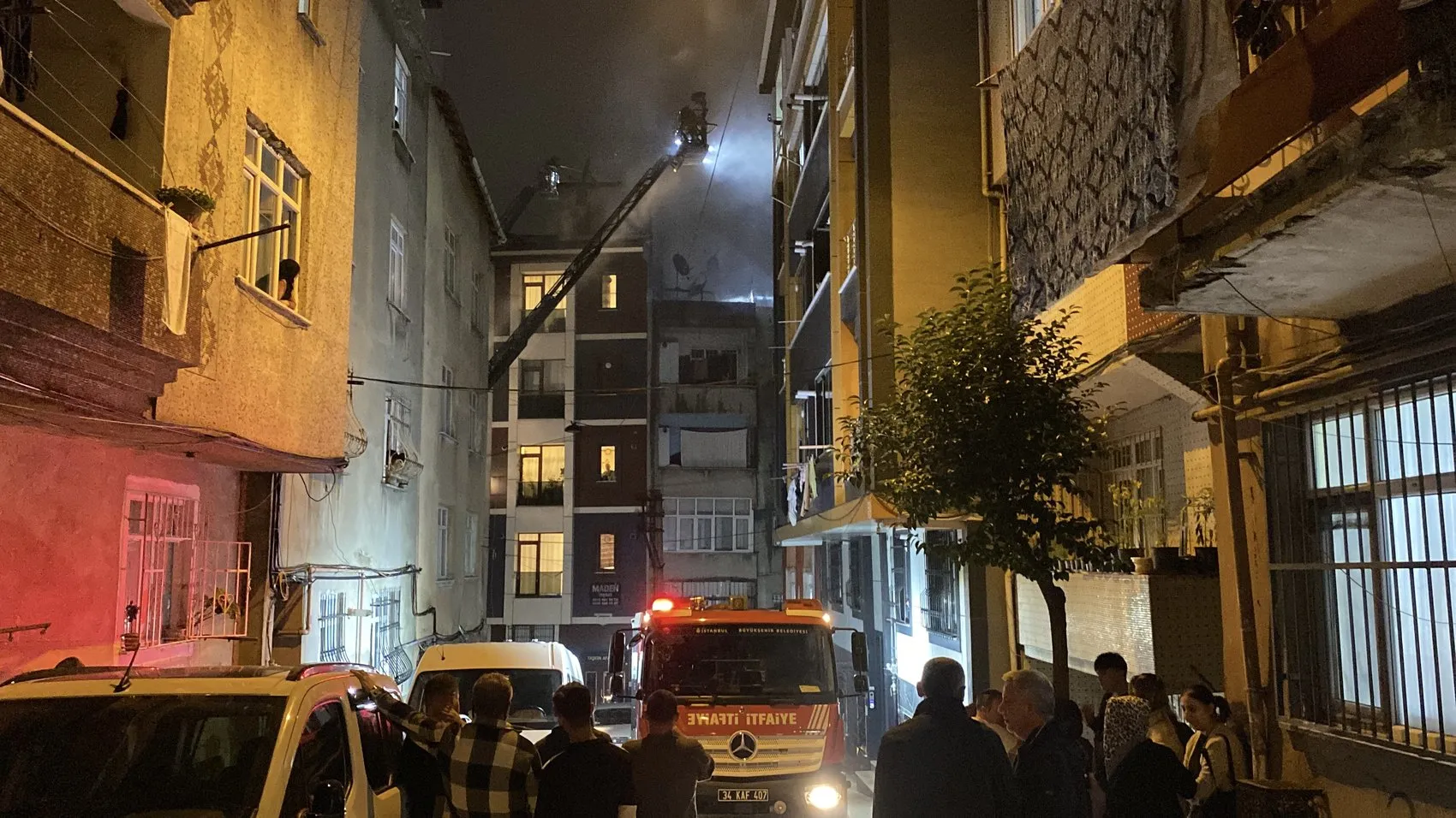 Esenler'de gece yarısı korkutan alevler: Beş katlı binanın çatısı küle döndü