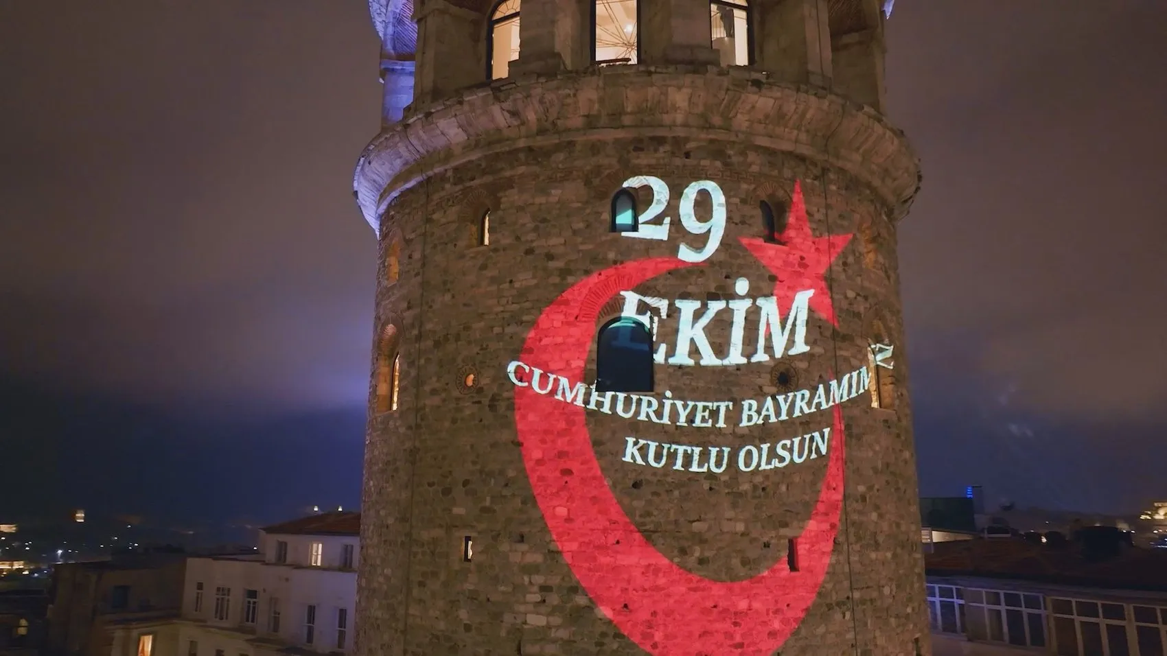 İstanbul'un silüetinde Cumhuriyet coşkusu: Galata Kulesi'nde görsel şölen