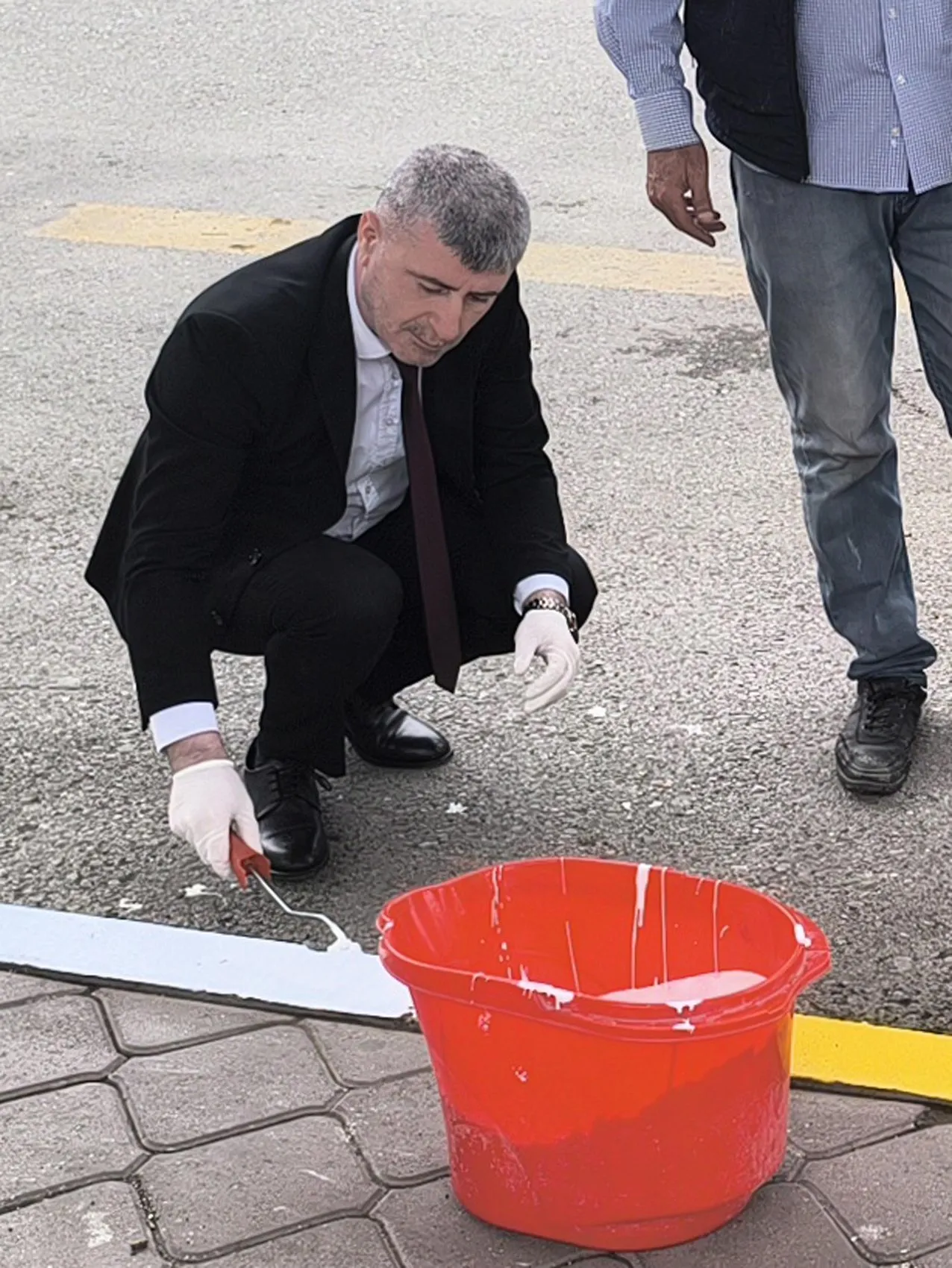 Iğdır'da cadde ve sokaklar değişiyor: Valilik personeli fırçayı eline aldı