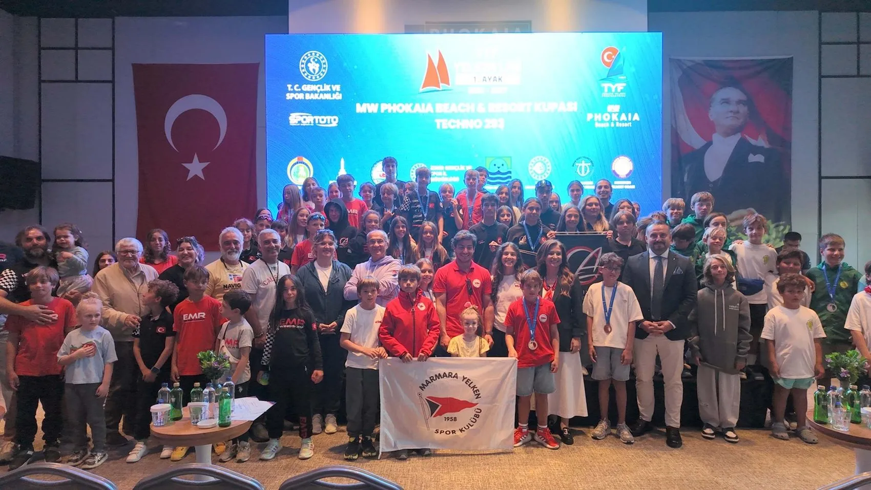 Foça'nın mavi sularında genç yelkencilerin büyük zaferi