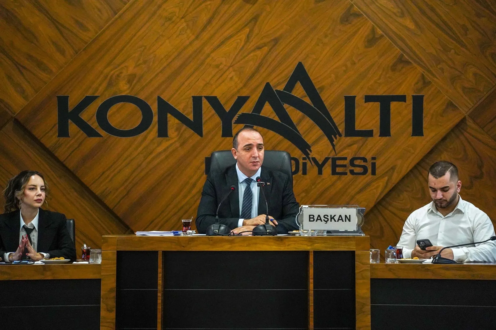 Konyaaltı'nda İpler Koptu: Belediye Meclisi'nde İstifa Sonrası Arbede