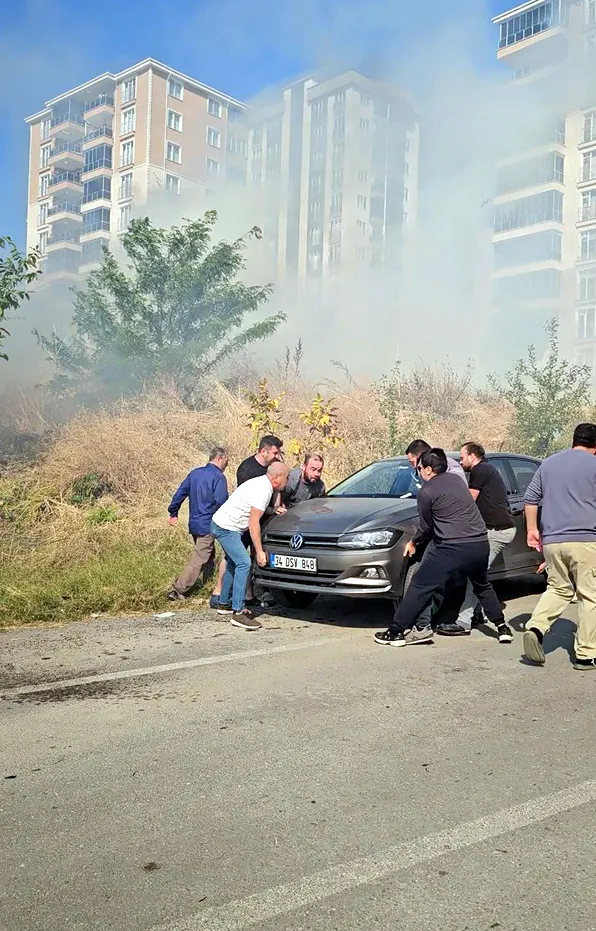 Edirne'de alevlerin ortasında kalan otomobil için mahalleli tek yürek oldu
