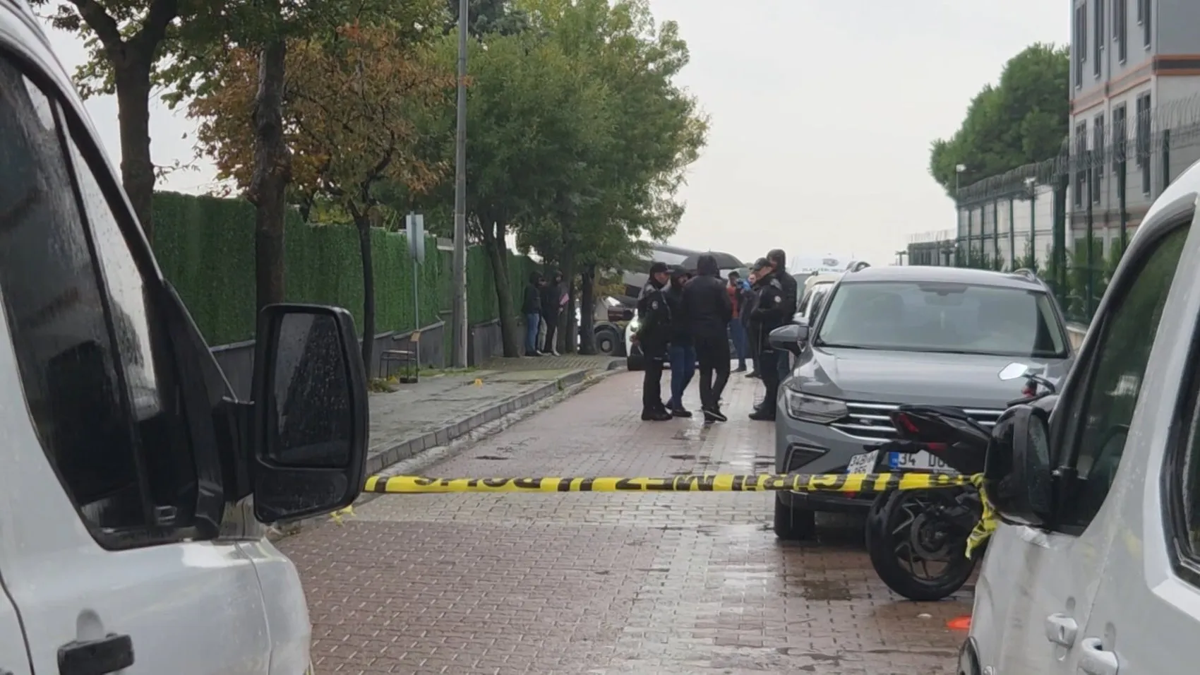 Okul önünde park kavgası kanlı bitti: Bekçiye saldıran veli ayağından vuruldu
