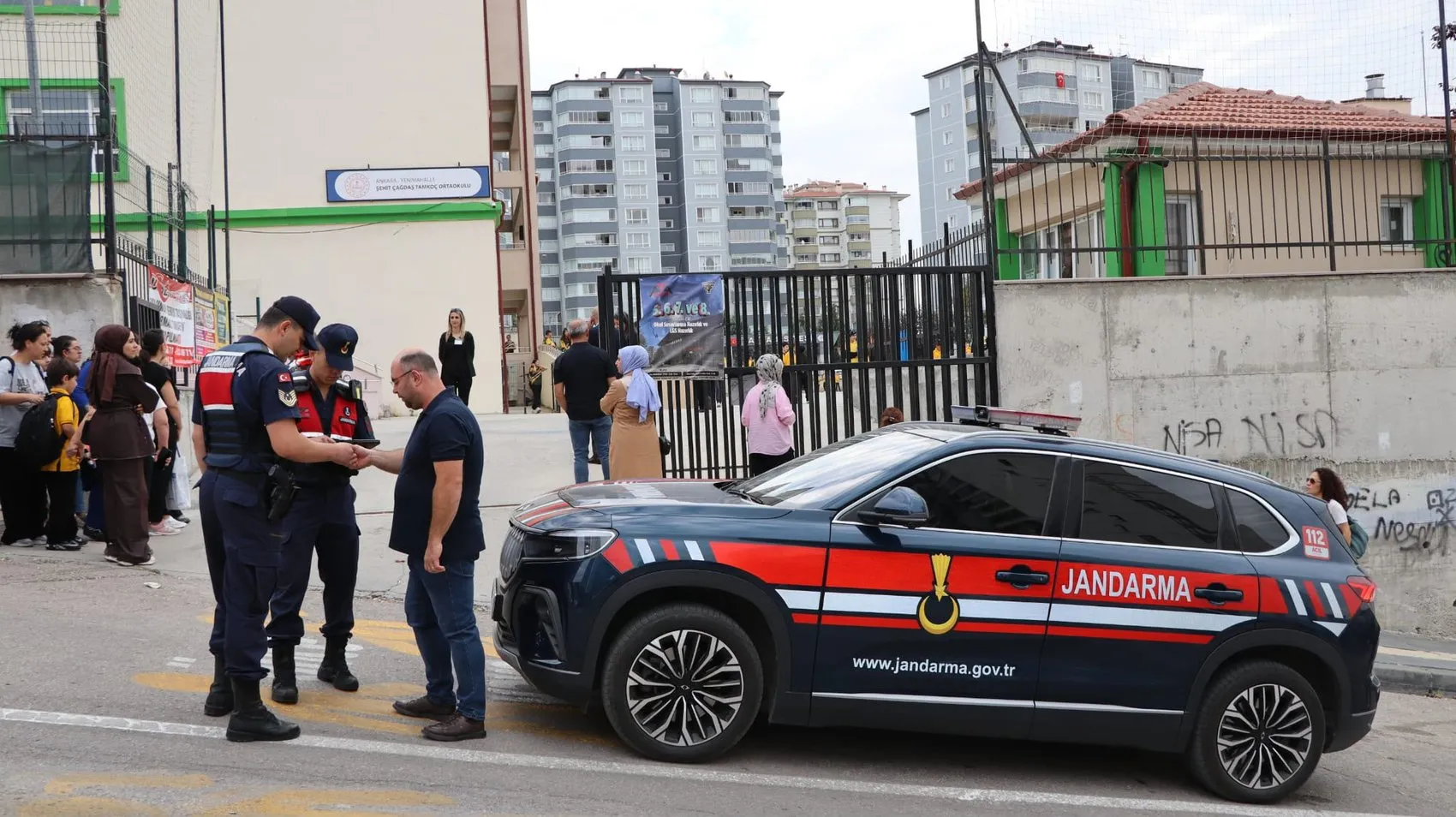 Başkentte okul önlerinde sıkı takip: 20 günde binlerce kişi mercek altına alındı