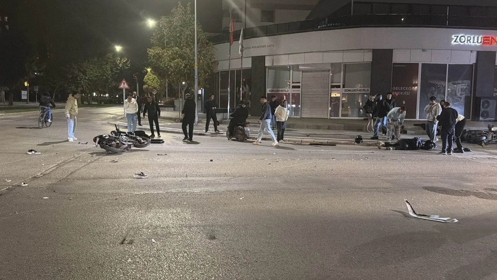 Eskişehir'de motosiklet dehşeti: Ehliyetsiz sürücü kavşağı birbirine kattı