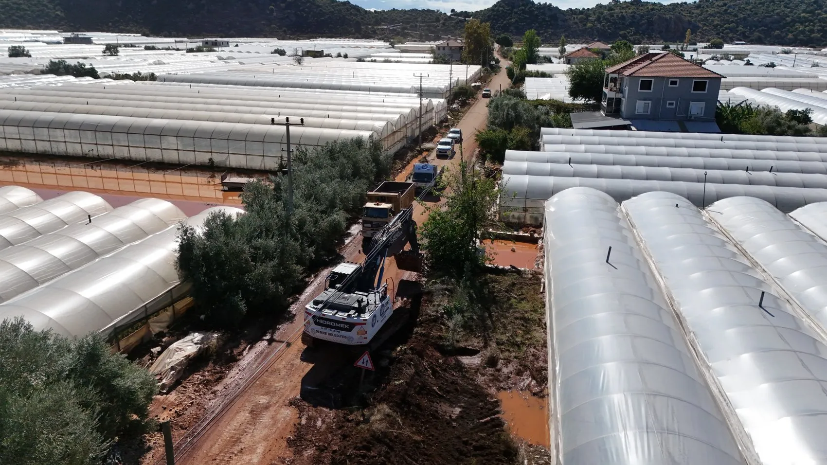 Demre'de kabus dolu saatler: Sel suları hayatı felç etti