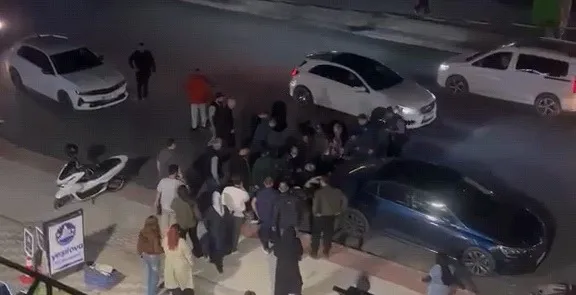İnegöl'de sollama girişimi faciaya dönüştü: İki genç yaralandı