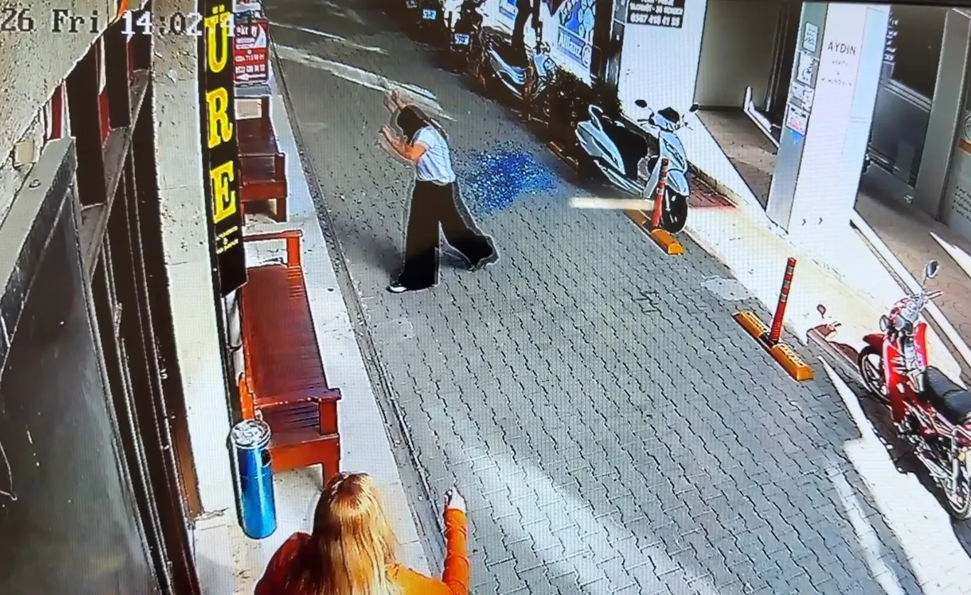 Silifke'de saniyelerle gelen mucize: İş hanından kopan cam dehşet saçtı
