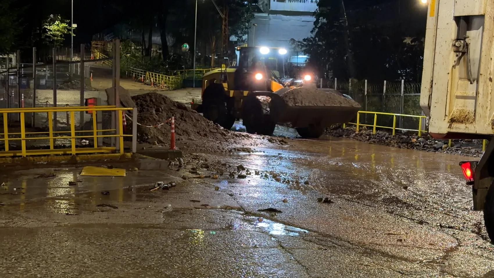 Çayeli'nde kabus dolu saatler: Irmak taştı, yollar sular altında kaldı