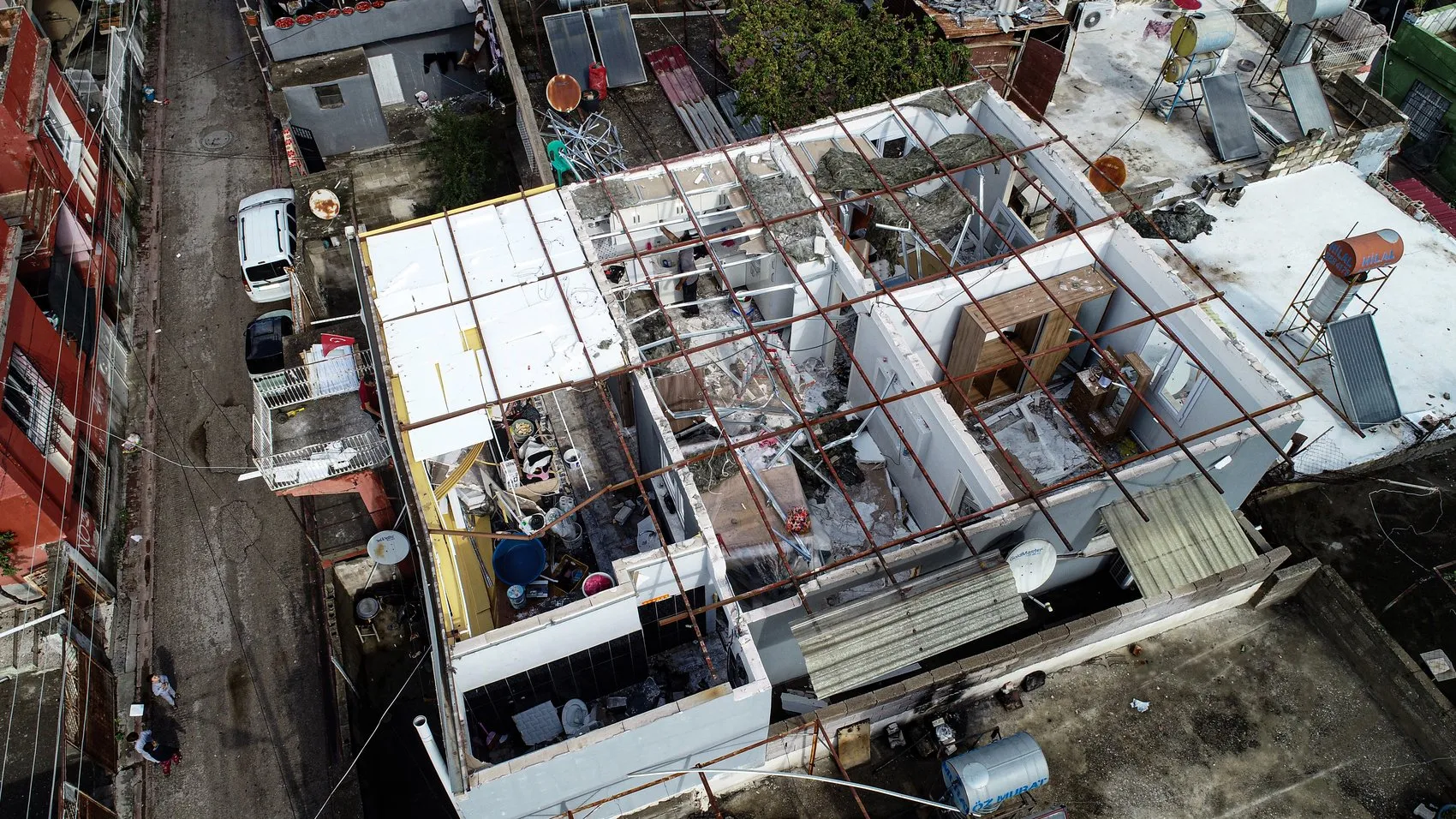 Adana'da dehşet anları: Çatı uçtu, ev sakinleri deprem sanıp paniğe kapıldı