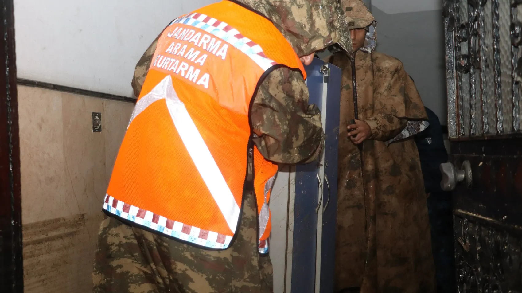 Ayazağa'da selin izlerini silmek için seferberlik: Jandarma sahada