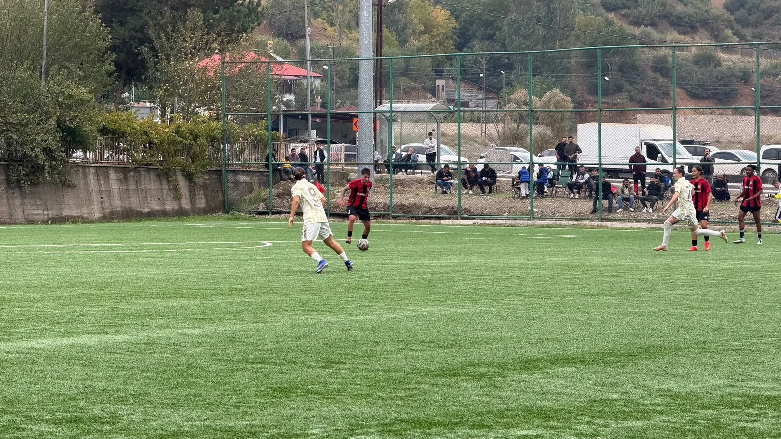 Şemdinli'de devlere geçit yok: Yüksekova Spor lideri puanla uğurladı