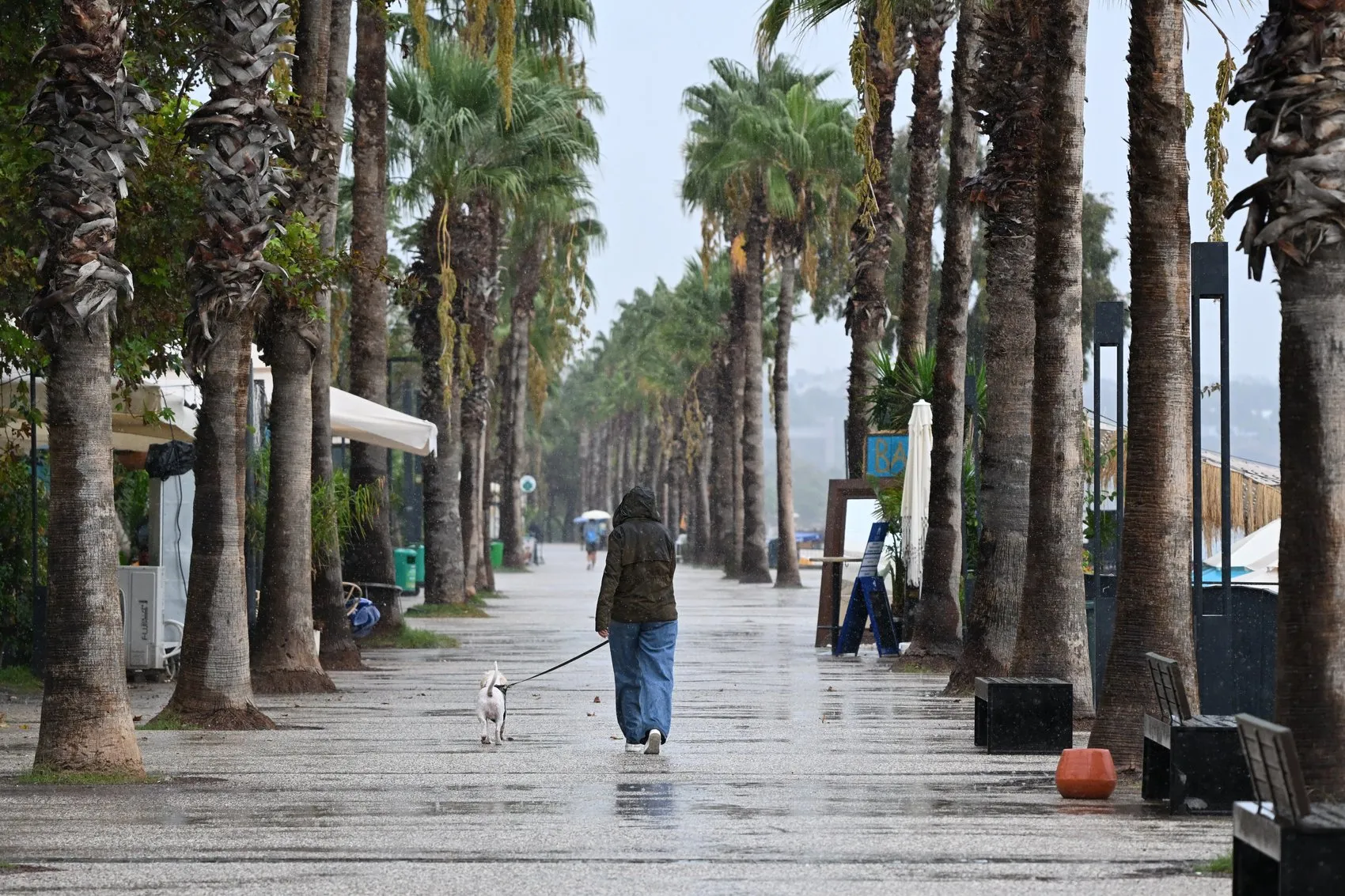 Antalya'da sağanak yağışa inat: Konyaaltı'nda deniz keyfi