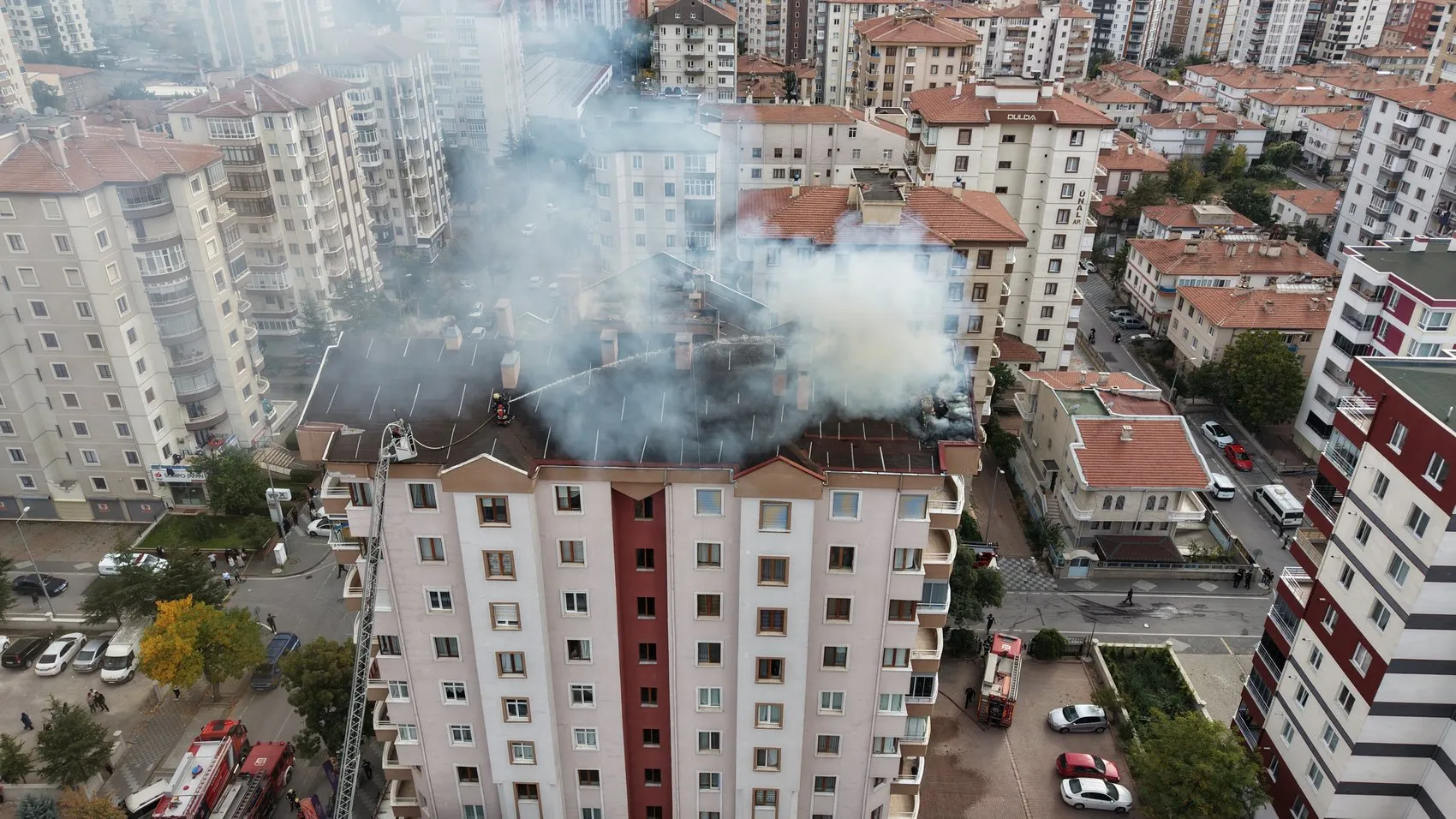 Kayseri'de tadilat faciası: 9 katlı binanın çatısı alevlere teslim oldu