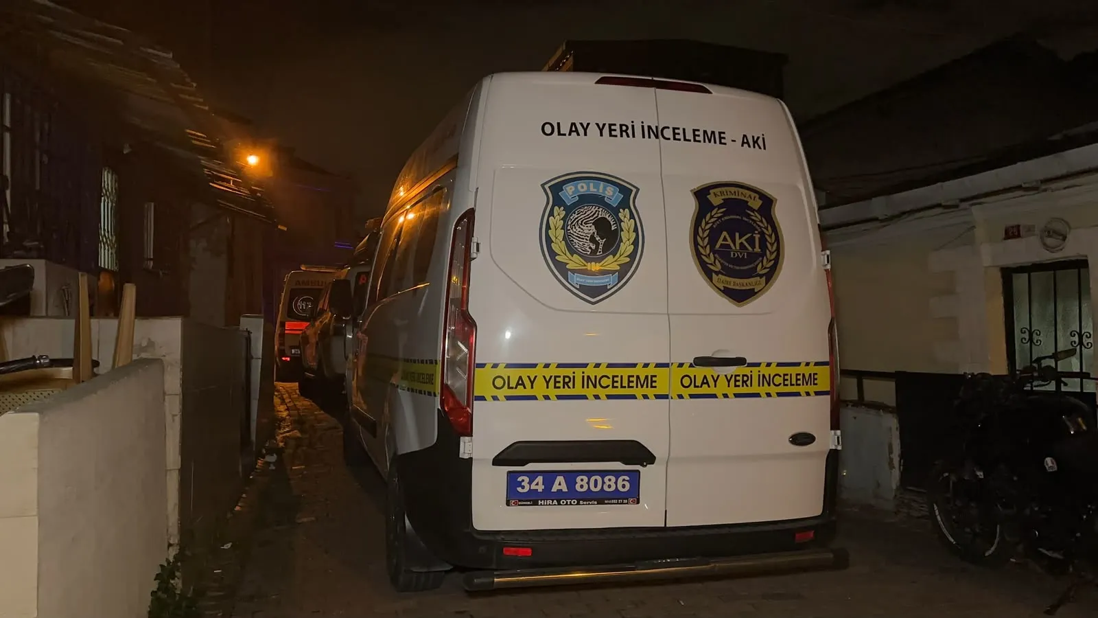 Fatih'te geceyi aydınlatan dehşet: İki katlı evde mahsur kalan kişi kurtarılamadı