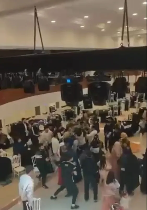 Düğün salonunda takı töreni kabusa döndü: Sandalyeler havada uçuştu