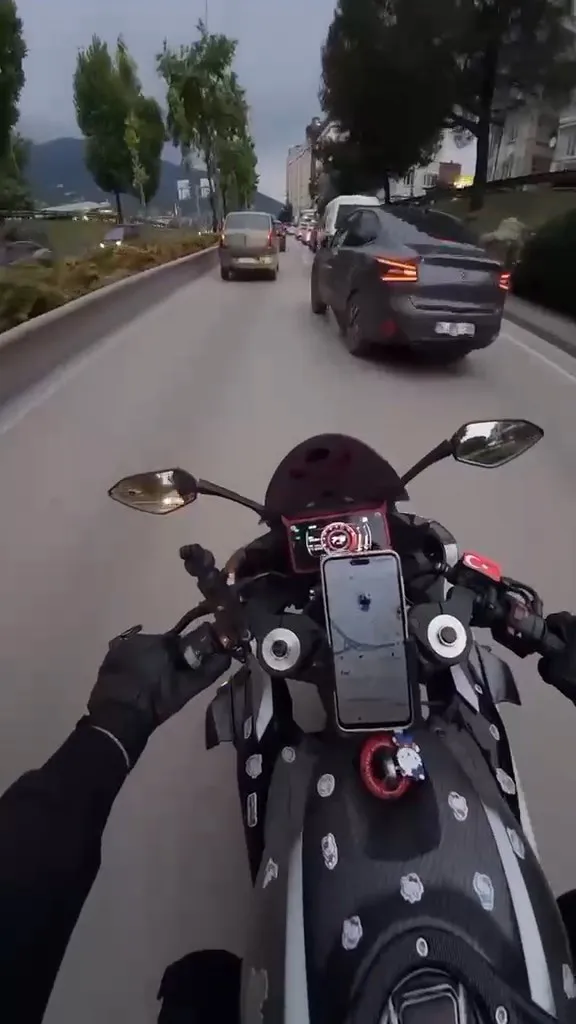 Kask kamerası saniye saniye kaydetti: Sinyalsiz şerit değişimi kazayı tetikledi