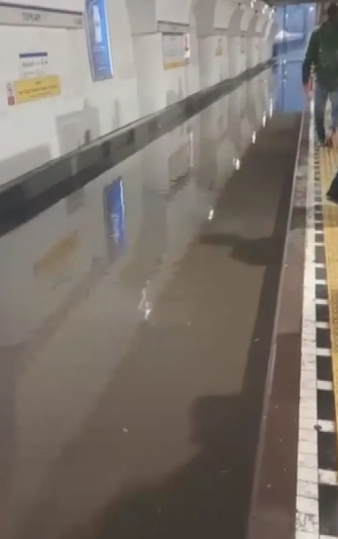 İstanbul'da gökyüzü boşaldı: Metro istasyonları ve AVM otoparkları sular altında kaldı
