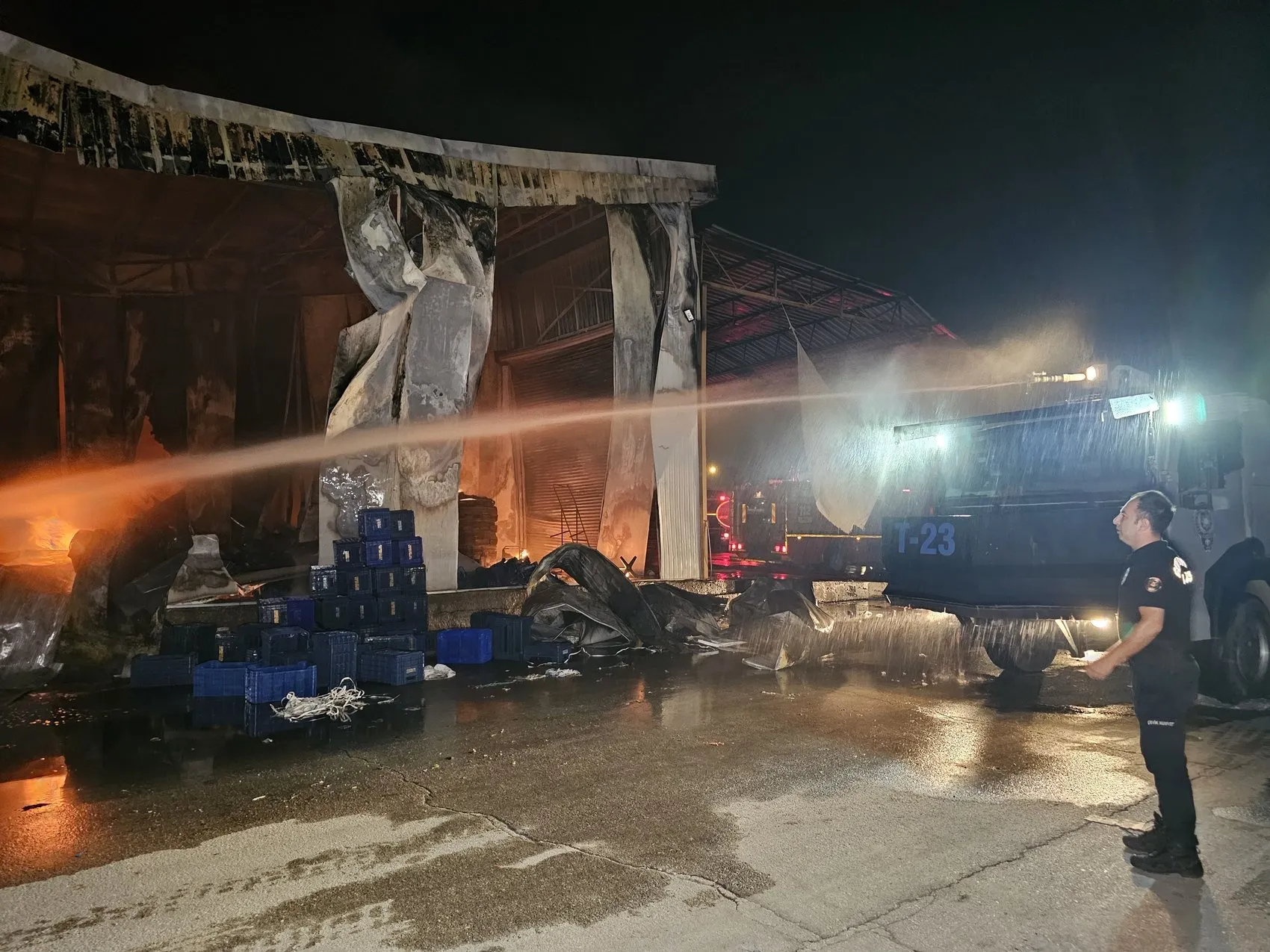 Adana'da geceyi aydınlatan dehşet: Hal kompleksinde 22 dükkan küle döndü