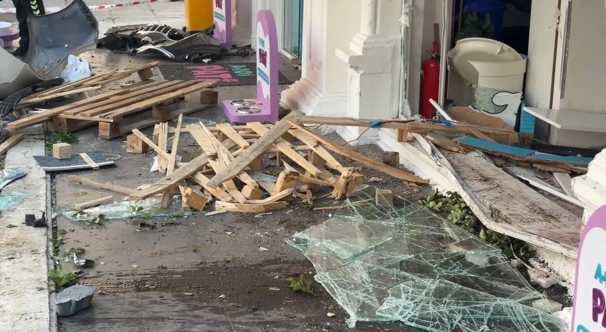 Kadıköy'de dehşet anları: Kontrolden çıkan otomobil marketin içine daldı