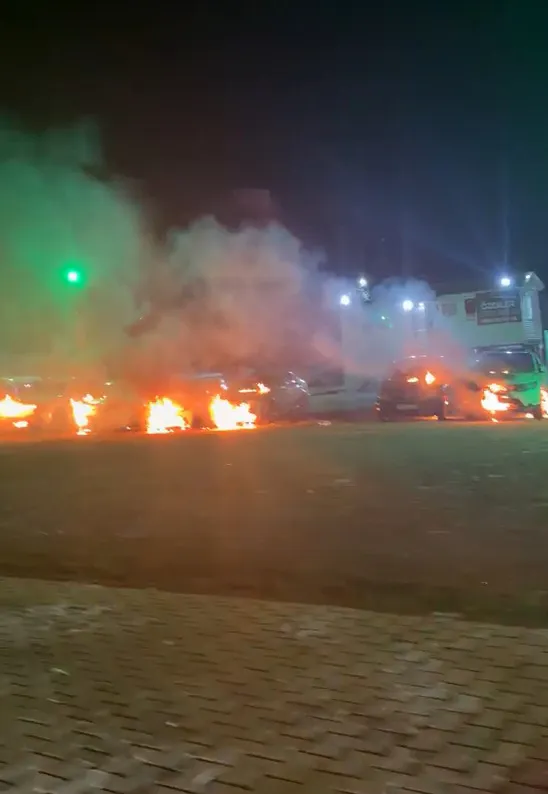 Serik'te gece yarısı dehşeti: 6 aracı benzin dökerek küle çevirdi