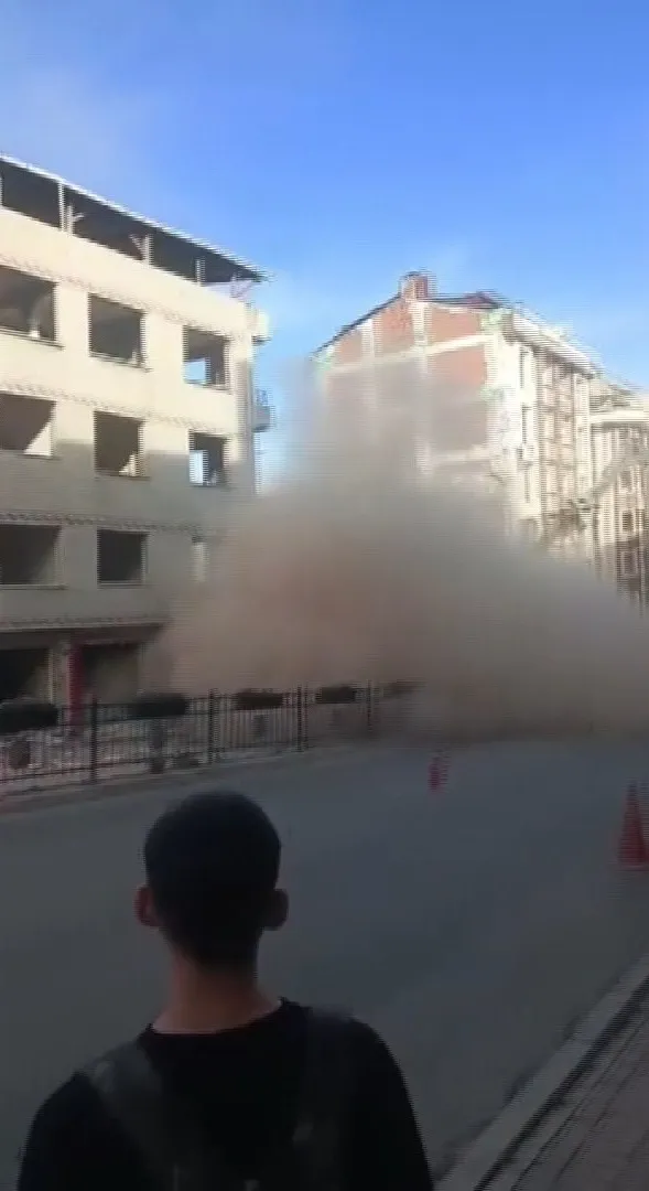 Bayrampaşa'da kentsel dönüşüm yıkımında korku dolu anlar: Bina havada asılı kaldı