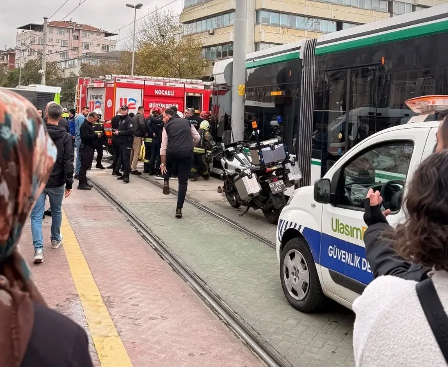 İzmit'te tramvay hattında korkunç kaza: İki yaya ağır yaralandı