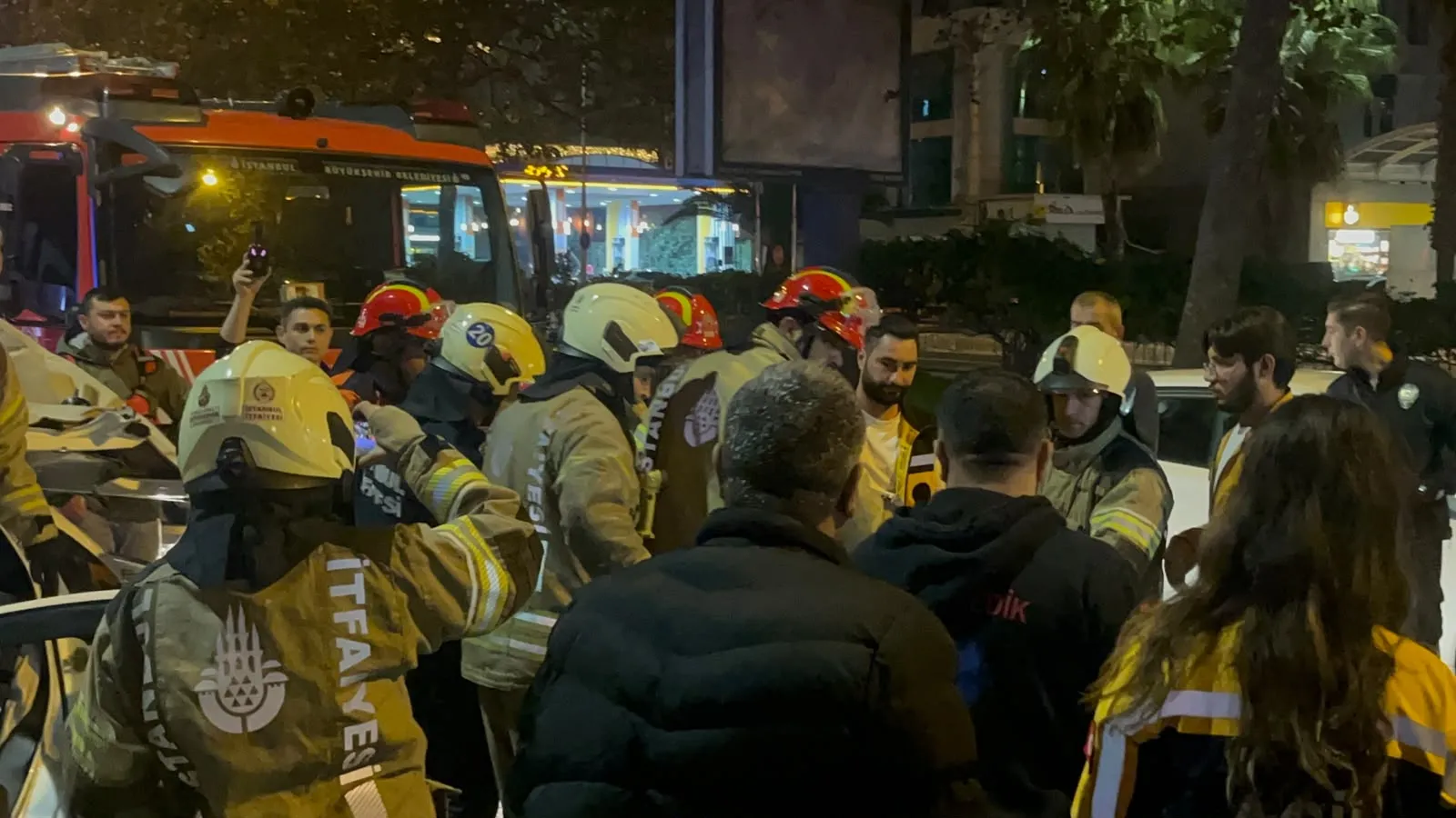 Beyoğlu'nda gece yarısı dehşeti: Makas atan otomobil ortalığı savaş alanına çevirdi