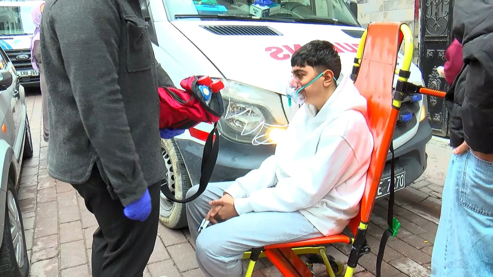 Zeytinburnu'nda korku dolu anlar: Isınmak isterken evi küle çevirdiler