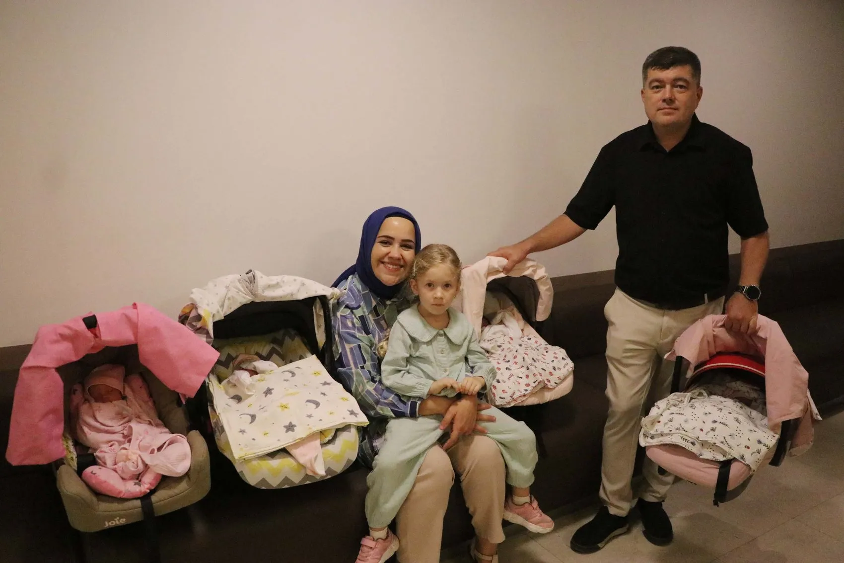 Tek çocuk hayaliyle yola çıktılar, evleri bir anda beş kızla şenlendi