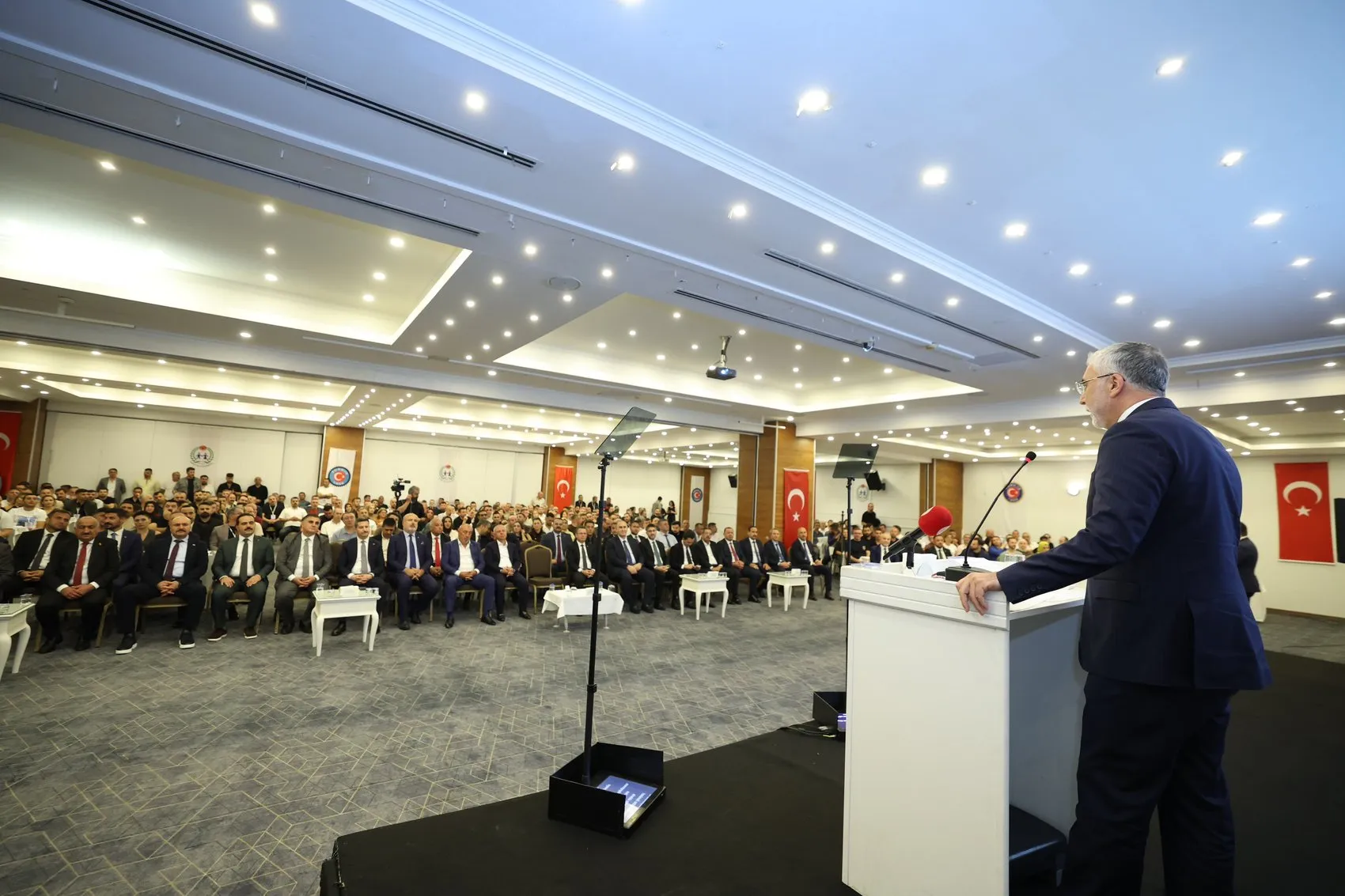 Bakan Işıkhan'dan sendika temsilcilerine kritik mesaj: İşçi hakları önceliğimiz