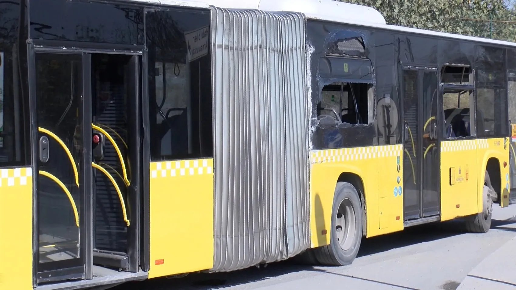 Sultangazi'de dehşet anları: Yokuş aşağı kontrolden çıkan İETT otobüsü duvara çarptı