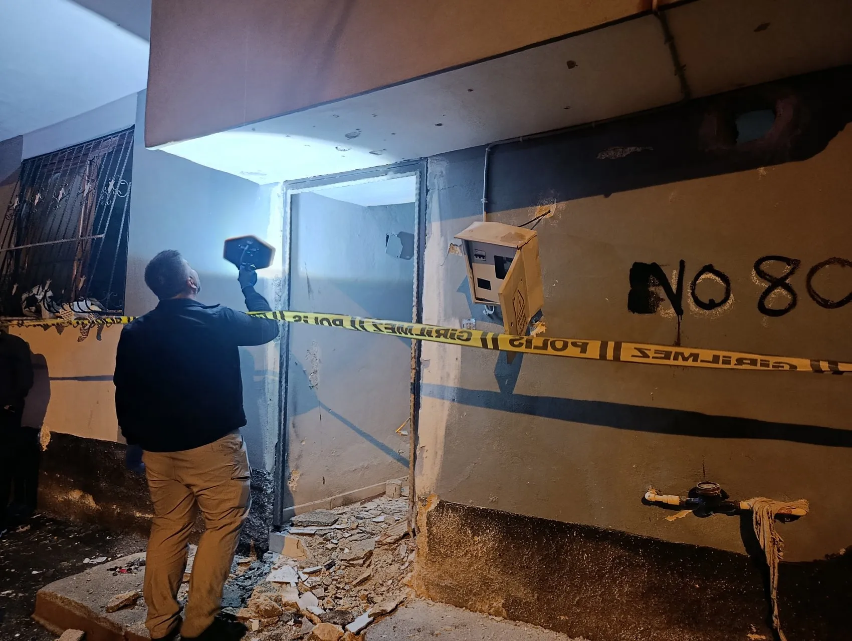 Yüreğir'de gece yarısı dehşeti: Evin kapısına EYP bırakıp kaçtılar