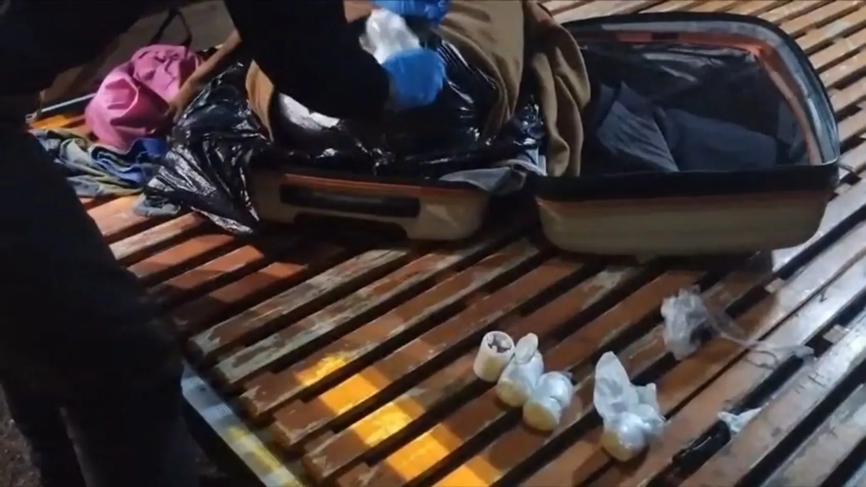 Kazağın içine gizlenen zehirli sevkiyatı narkotik ekipleri yakaladı