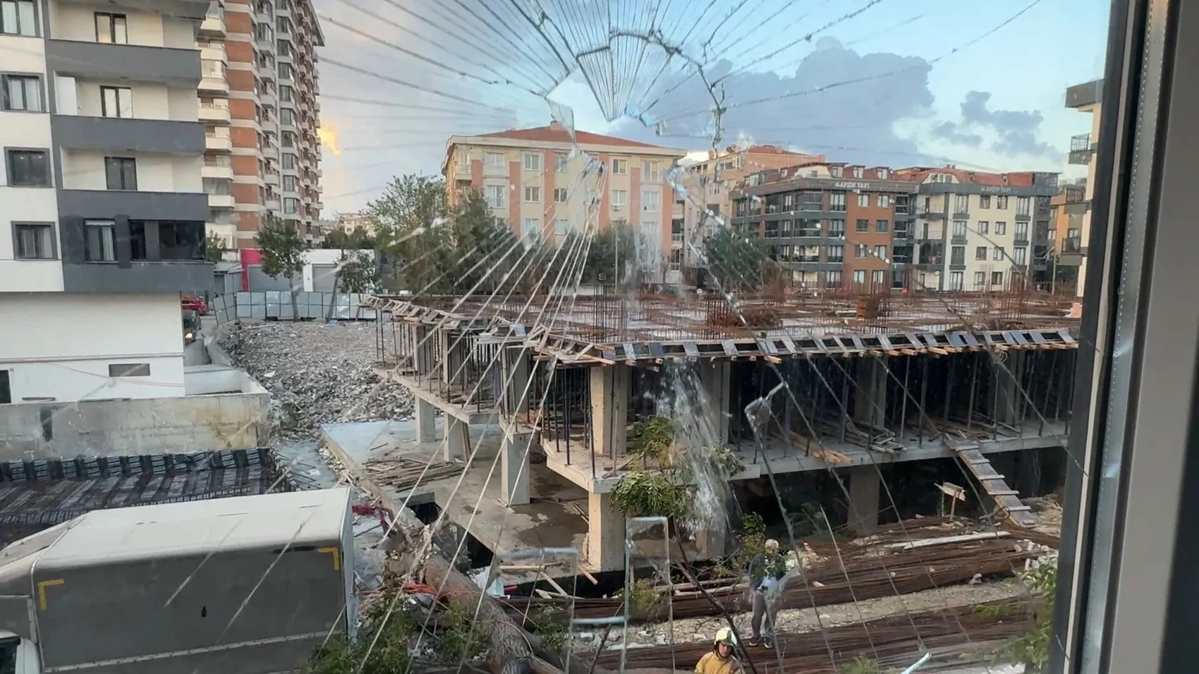 Avcılar'da saniyelerle gelen mucize: Devrilen ağacın altında kalmaktan kıl payı kurtuldu