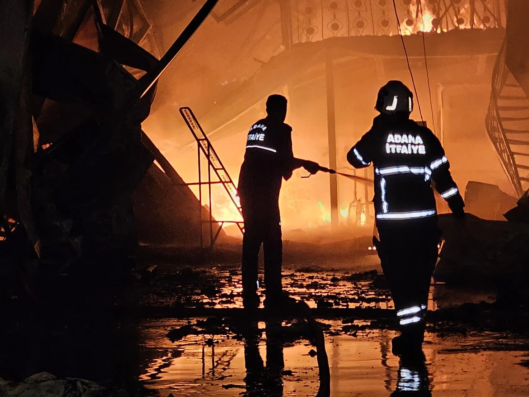 Adana'da geceyi aydınlatan dehşet: Hal kompleksinde 22 dükkan küle döndü
