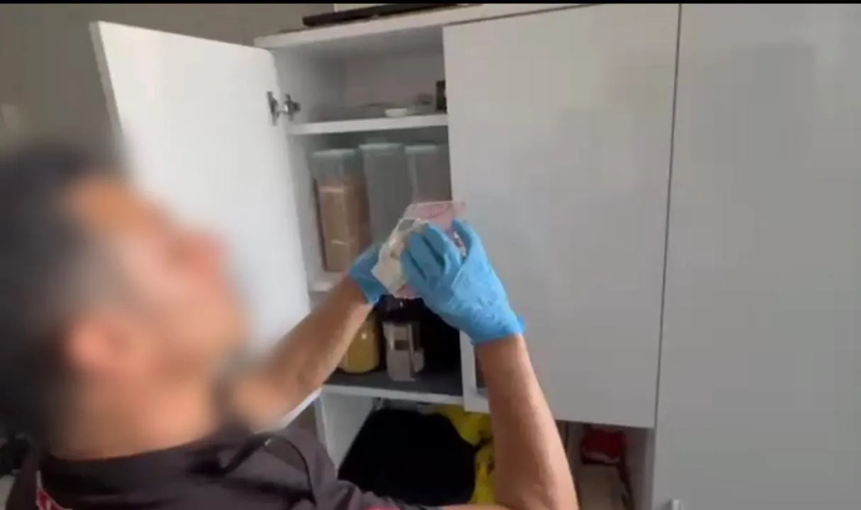 Toroslar'daki uyuşturucu baskınında ele geçirilen nakit para şoke etti