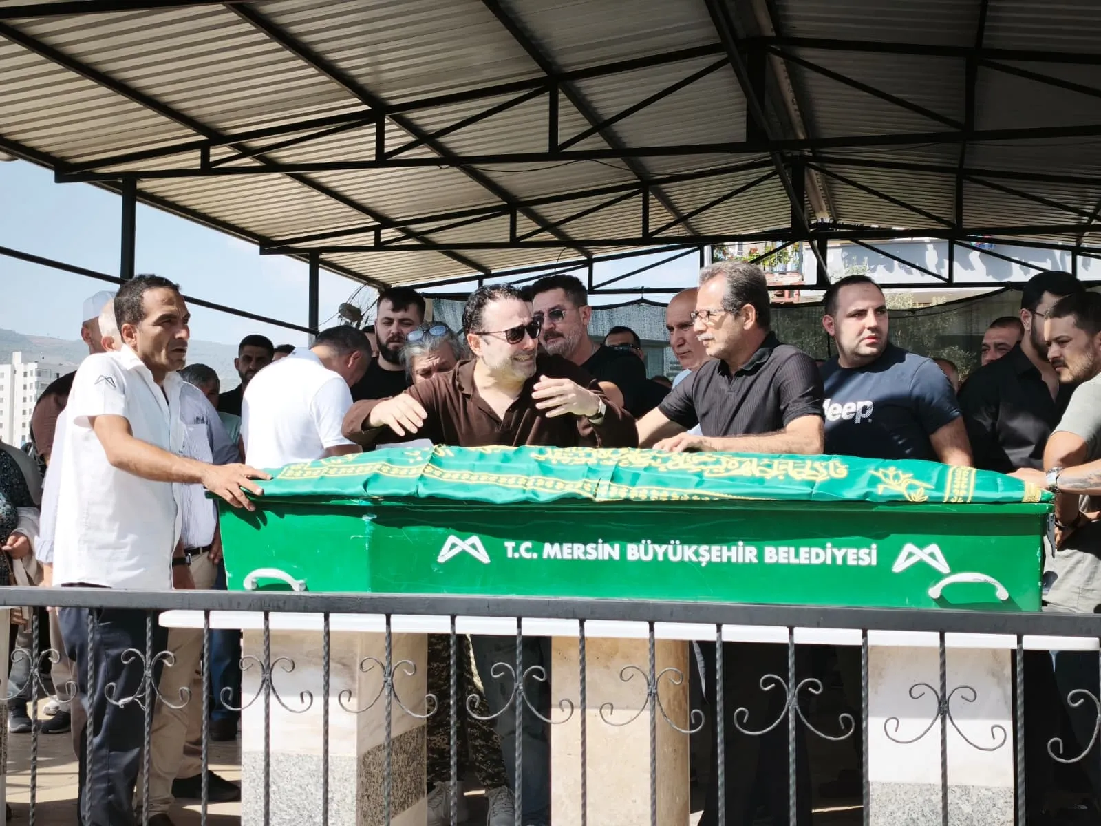 Atilla Taş'ın evlat acısı: 34 yaşındaki Sezen Taş son yolculuğuna uğurlandı