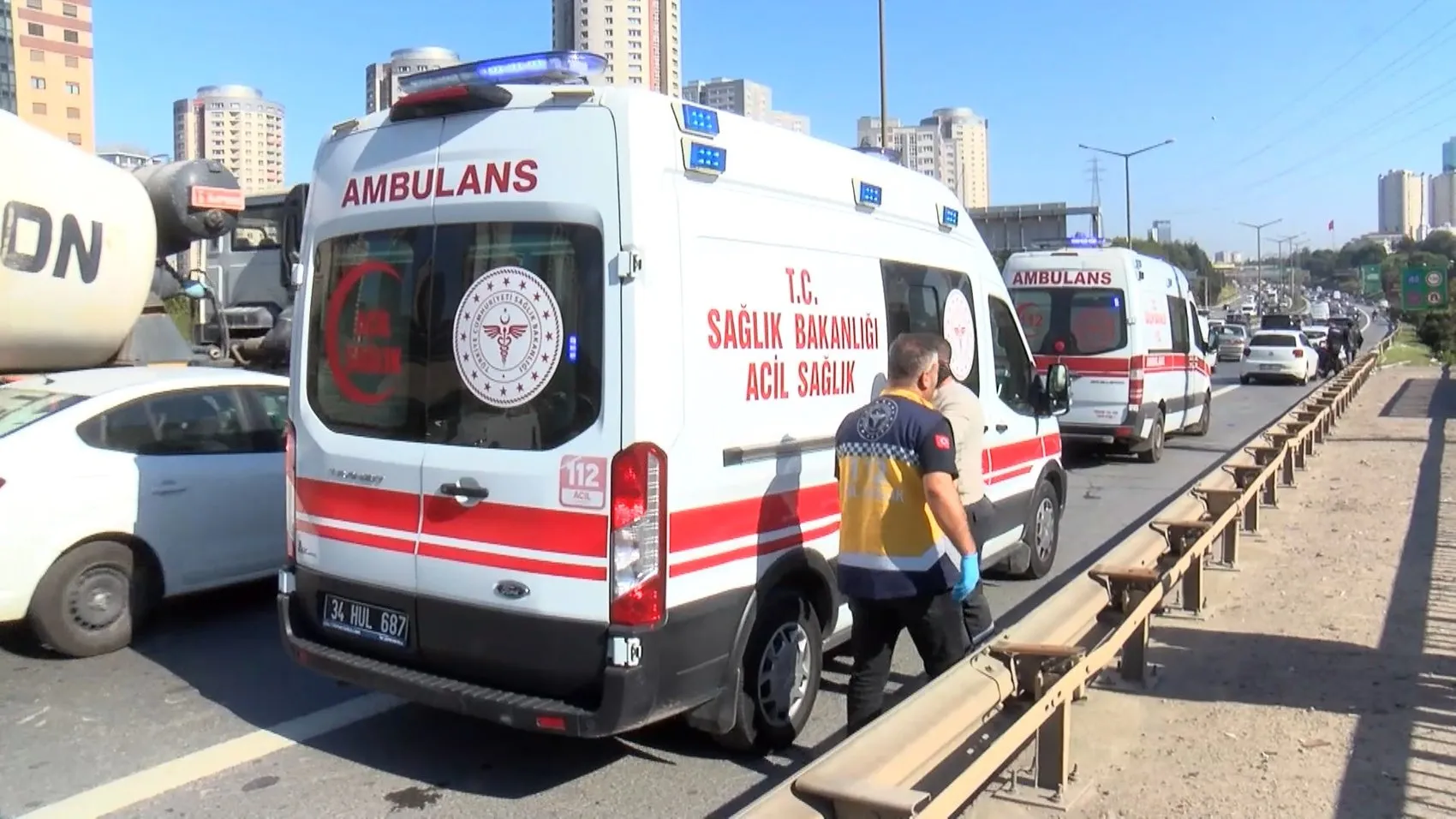 Ataşehir TEM bağlantı yolunda korkunç kaza: Motosikletli iki kişi yola savruldu
