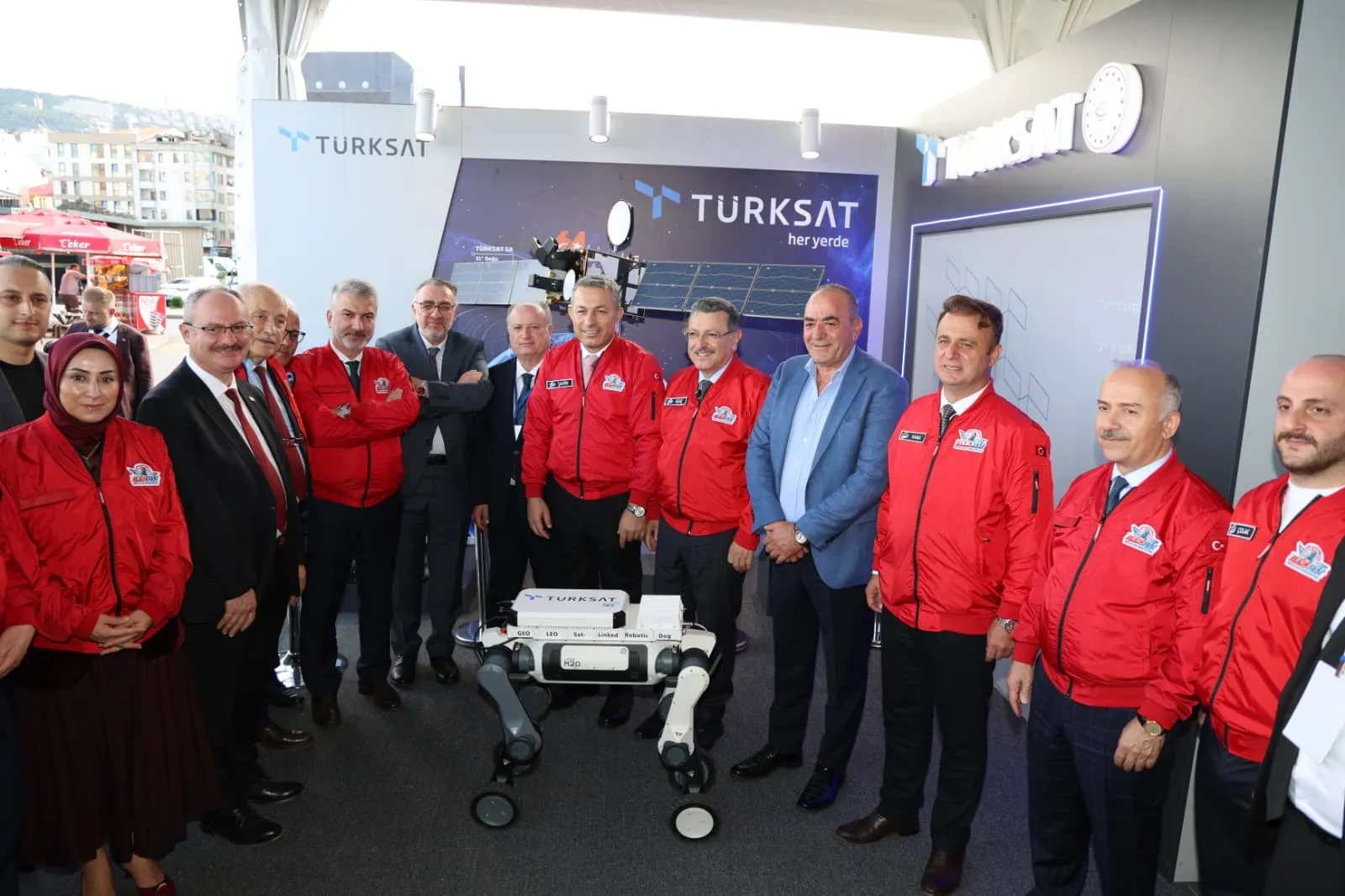 Trabzon'da teknoloji rüzgarı: Açılışı yapay zeka robot yaptı, hedef TEKNOFEST