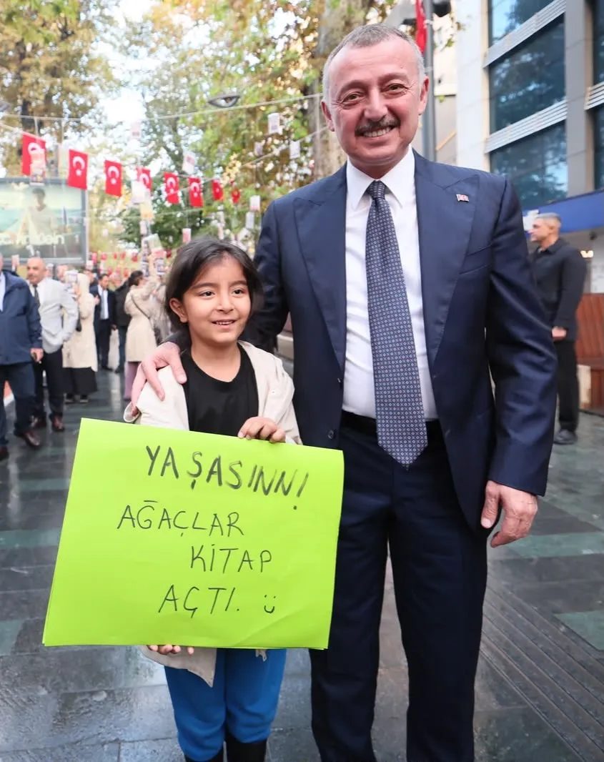 İzmit'in asırlık çınarları bu kez bilgi meyveleri verdi: 7 bin kitap dakikalar içinde tükendi