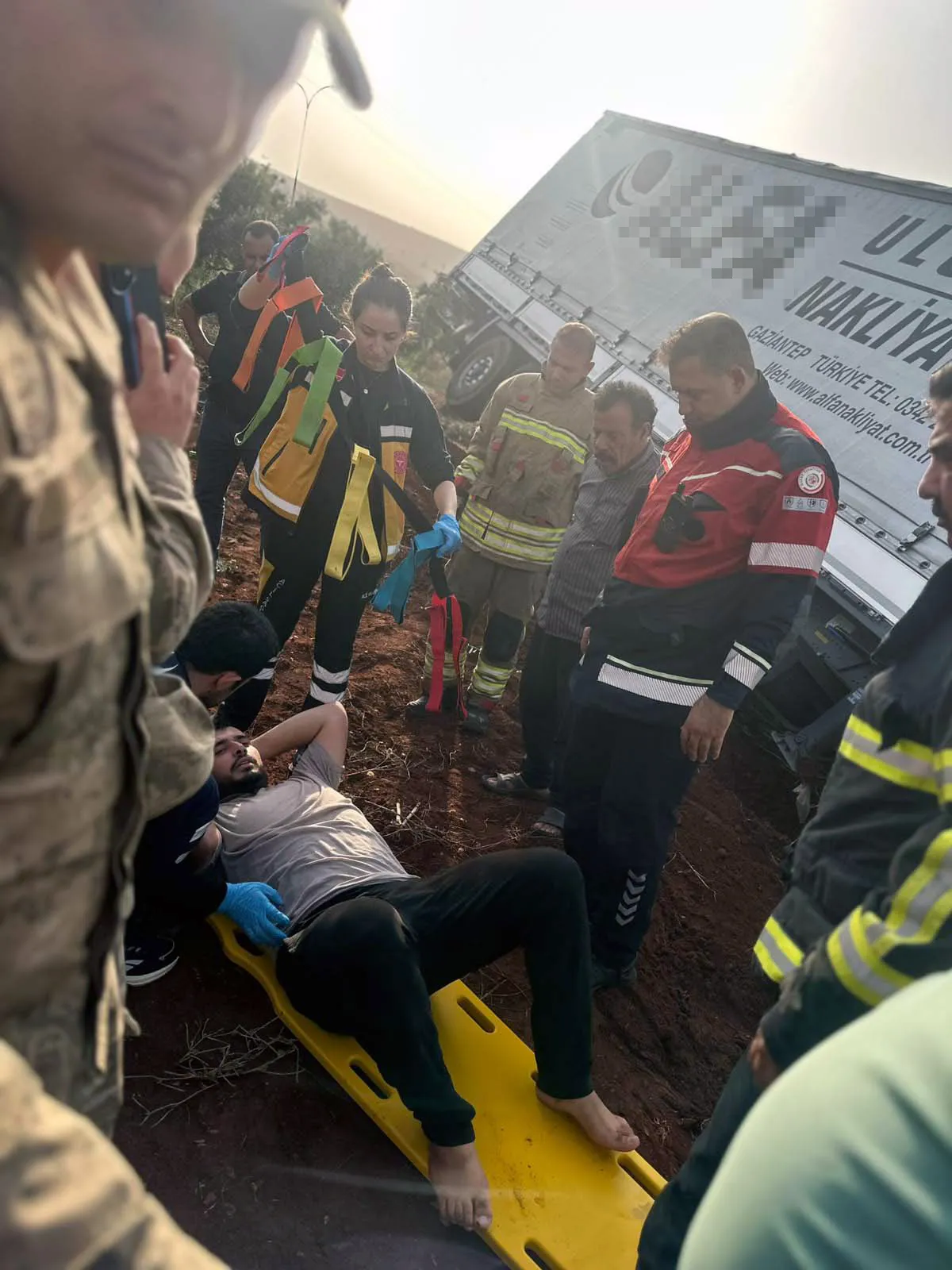 Reyhanlı yolunda korkunç kaza: Kontrolden çıkan TIR zeytinliğe uçtu